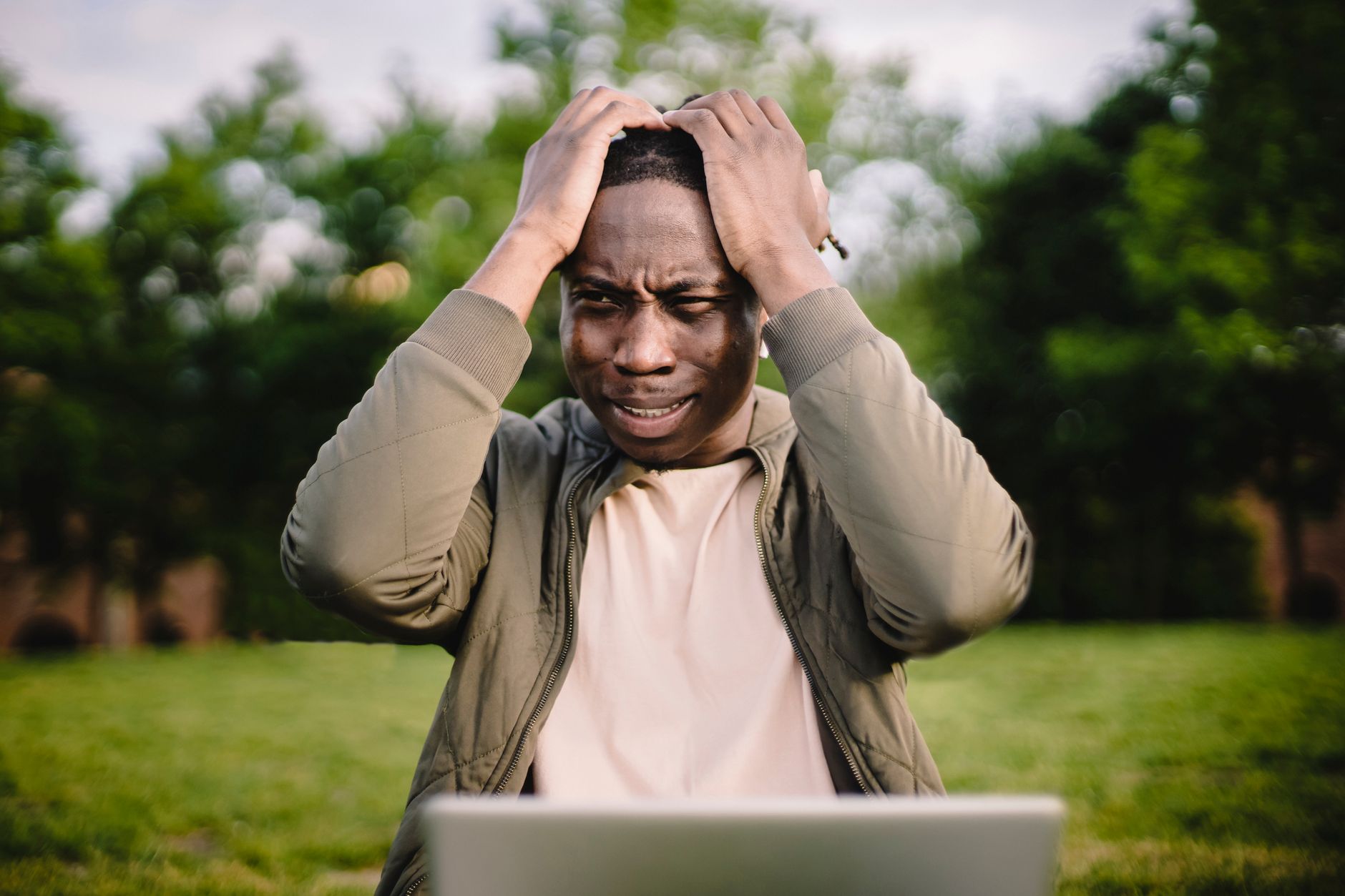 Ondernemer die vastloopt bij zelf website maken in WordPress