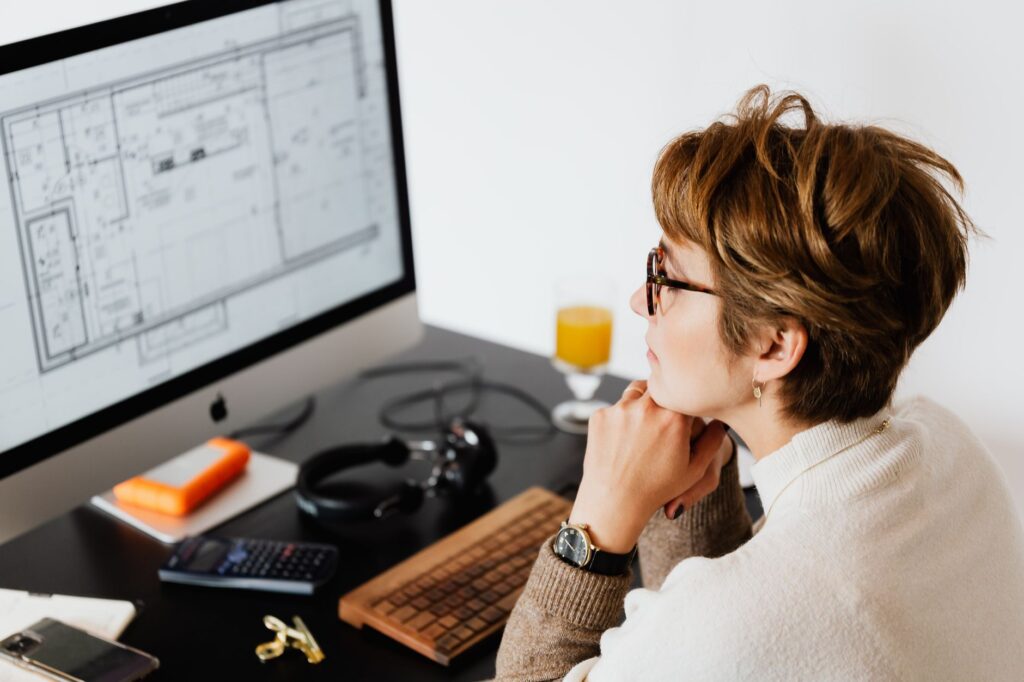 Ondernemer plant het website maken achter zijn computer